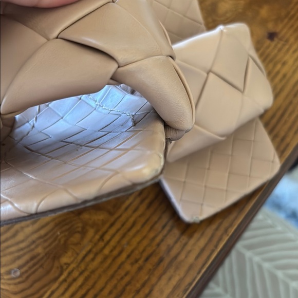 🌸🌺Bottega Veneta 🌸🌺 Tan Leather Heels with Woven Design - Picture 2 of 16